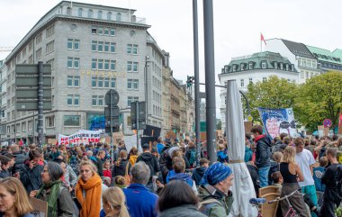 50000 kişi ile Jungfernstieg Hamburg şehir merkezinde Iklim koruma gösteri