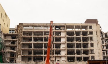 Bina yıkım ile bir inşaat alanı üzerinde Montaj cihazları-Kırıcı Ekskavatör