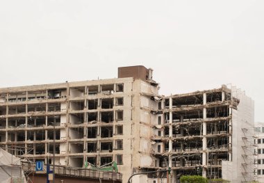 Bina yıkım ile bir inşaat alanı üzerinde Montaj cihazları-Kırıcı Ekskavatör