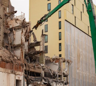 Bina yıkım ile bir inşaat alanı üzerinde Montaj cihazları-Kırıcı Ekskavatör