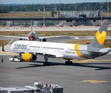 Thomas Cook - Condor Havayolu uçak pist Hamburg havaalanında başında 
