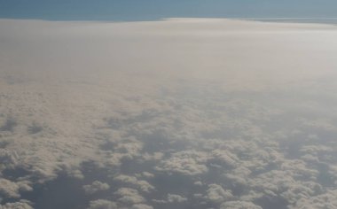 Bulutların üstündeki bulutların havadan görünüşü