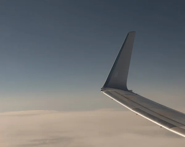 Luftaufnahme Vom Flugzeugflügel Und Wolkenfelder Über Den Wolken — Stockfoto