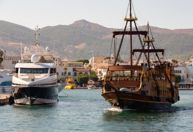 Yunanistan 'ın Kos adasındaki Kos kasabasının limanında tekne ve yatlar