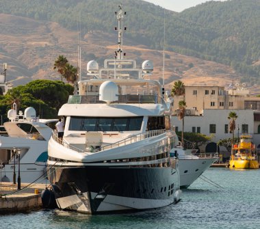 Kos Yunanistan adasındaki Kos kasabasının limanında bir yat kiraladı.