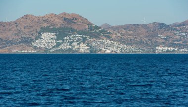 Ege Denizi Türk sahilinin Akdeniz kıyısı ve liman kenti Bodrum 'un manzarası, Kos şehrinden Bodrum' a tekne gezisi
