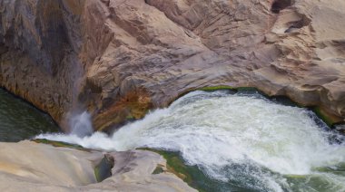Güney Afrika 'da bir dağ sırasındaki şelale