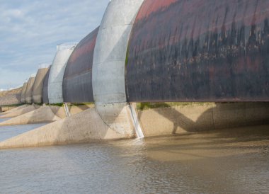 Kuzey Denizi 'ndeki fırtına dalgalarına karşı korunmak için Eider Barrage