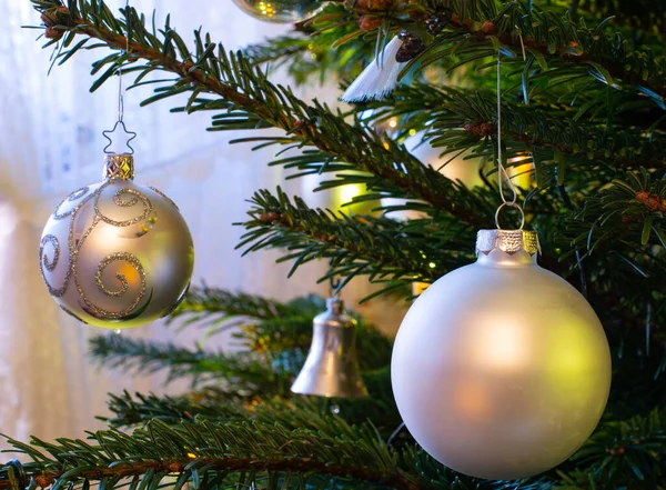 クリスマスのためのクリスマスボールと装飾されたクリスマスツリー — ストック写真