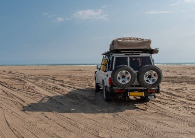 Namibya 'nın kumlu çölünde 4x4 off road aracı