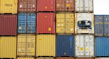 Hamburg limanına istiflenmiş ISO konteynırları