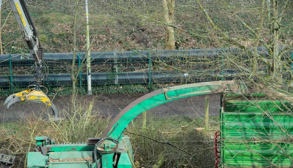 Endüstriyel öğütücüde dal ve dal öğütme