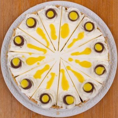 Yaz için kremalı yumurta likörü, meyveli pasta ve kremalı pasta.