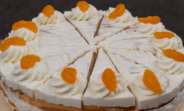 Yaz için kremalı mandalina meyveli ve kremalı kek.