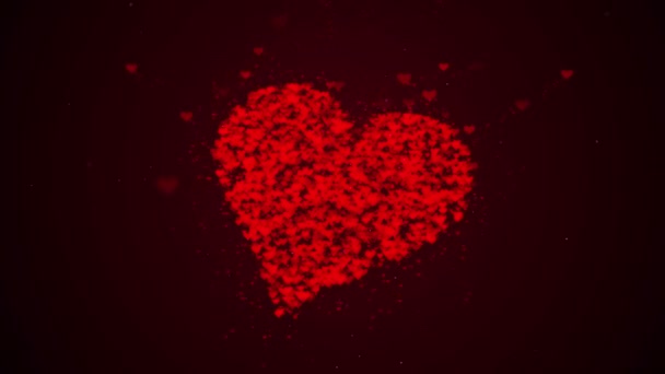 Corazón rojo está aislado sobre fondo borgoña. La acumulación de pequeños corazones crea un gran corazón. Se está ampliando todo el corazón. Girando. De cerca. Copiar espacio . — Vídeo de stock