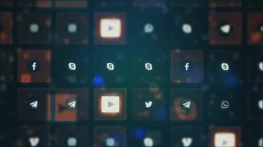 Chernivtsi, Ukrayna - 19 Haziran 2019: Izgaralarda medya logoları ile arka plan yavaş yavaş uzakta tam resim gösteren sürükleniyor.