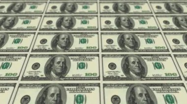 Yüz dolarlık banknotun yan yana duran 4k videosu.