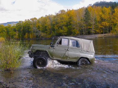 Nehre UAZ araba sıkışmış