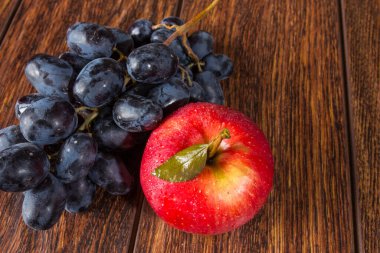 Mavi üzüm ve kırmızı elma.