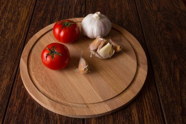 Tahtada domates ve sarımsak