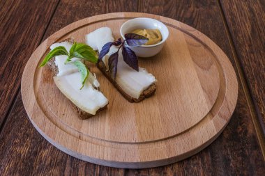 Domuz yağı ve hardallı sandviç.