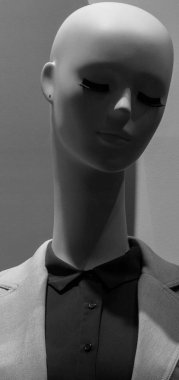 Kukla dükkanda. bir vitrin mankeni