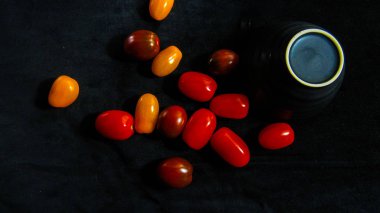 kırmızı kahverengi ve sarı kiraz domates siyah plaka yalan