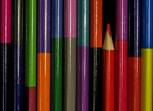 Bleistift Schwarz Weiß Foto Heben Sich Von Der Masse — Stockfoto