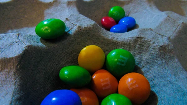 Piezas Chocolate Recubiertas Caramelo Colorido Arco Iris Tazón — Foto de Stock