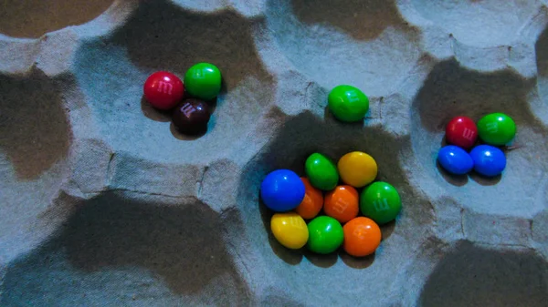 Regenbogen Bunte Bonbons Beschichtete Schokoladenstücke Einer Schüssel — Stockfoto