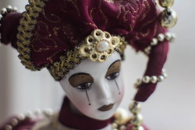 oyuncak porselen palyaçolar pencere üzerinde duran