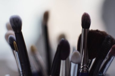 makyaj fırçaları. makyaj için büyük ve küçük fırçalar