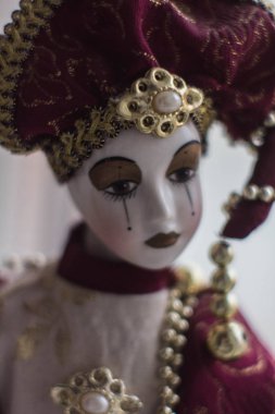 oyuncak porselen palyaçolar pencere üzerinde duran