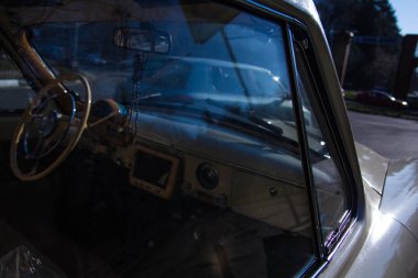 retro Volga modern bir şehirde. retro araba Volga