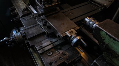 üzerinde eski sovyet torna ve metal pirinç yongaları