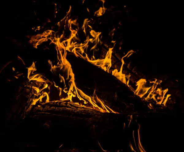 Las Lenguas Brillantes Anaranjadas Del Fuego Sobre Los Troncos Madera —  Fotos de Stock