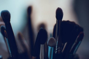 Makro arkaplan deseni duvar kağıdında makyaj fırçaları