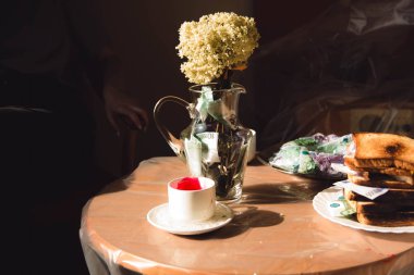 Vazonun içinde para yerine sarı kuru çiçekler var. Çiçekler parasız büyür. Vazo parası Euro dolar