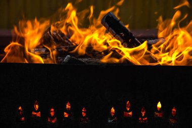 Izgarada ateş yanıyor. Güzel alev. Yanan odun
