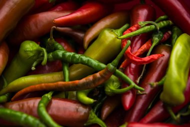 Tatlı acı ve acı biber yığını içinde yatıyor. Sarı yeşil biber arkaplan desen ekran koruyucu.