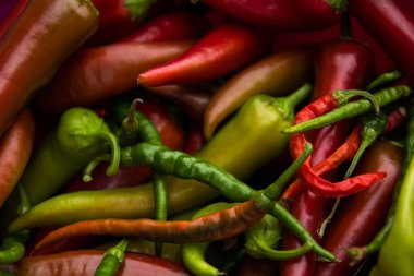 Tatlı acı ve acı biber yığını içinde yatıyor. Sarı yeşil biber arkaplan desen ekran koruyucu.