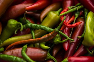 Tatlı acı ve acı biber yığını içinde yatıyor. Sarı yeşil biber arkaplan desen ekran koruyucu.