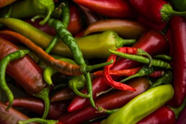 Tatlı acı ve acı biber yığını içinde yatıyor. Sarı yeşil biber arkaplan desen ekran koruyucu.
