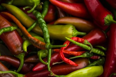 Tatlı acı ve acı biber yığını içinde yatıyor. Sarı yeşil biber arkaplan desen ekran koruyucu.