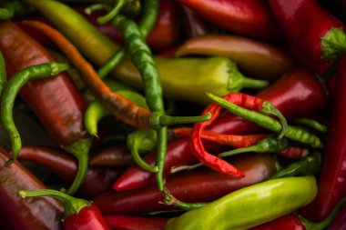 Tatlı acı ve acı biber yığını içinde yatıyor. Sarı yeşil biber arkaplan desen ekran koruyucu.