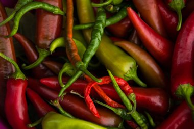 Tatlı acı ve acı biber yığını içinde yatıyor. Sarı yeşil biber arkaplan desen ekran koruyucu.