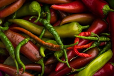 Tatlı acı ve acı biber yığını içinde yatıyor. Sarı yeşil biber arkaplan desen ekran koruyucu.