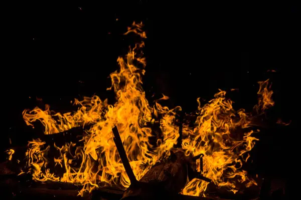 Las Lenguas Brillantes Anaranjadas Del Fuego Sobre Los Troncos Madera —  Fotos de Stock