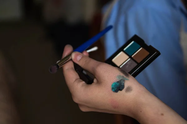 Ręce Osoby Stosującej Kosmetyki Kosmetyki Niebieski Pędzel Makijaż Paleta Dłoni — Zdjęcie stockowe
