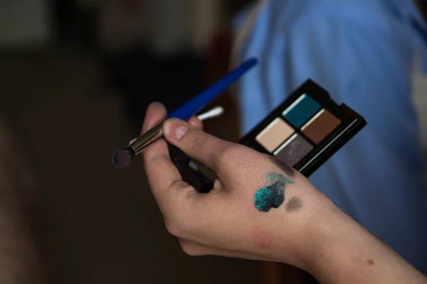 Mãos Pessoa Que Aplica Cosméticos Cosméticos Mão Paleta Maquiagem Escova — Fotografia de Stock